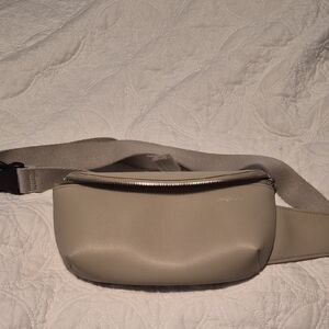 9Monilos Iviry Crossbody Waist Bag